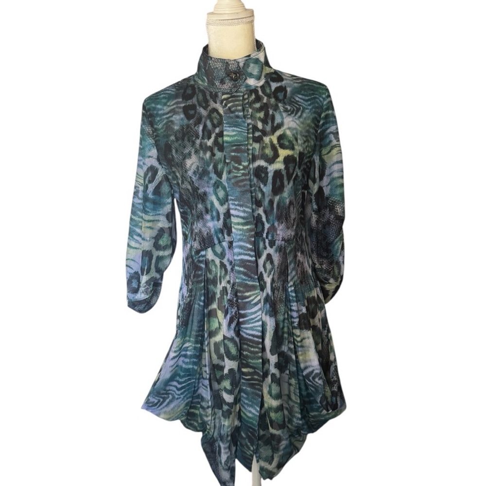 Lindi’s Women’s Green Multicolor Animal-Print Button Front Blouse